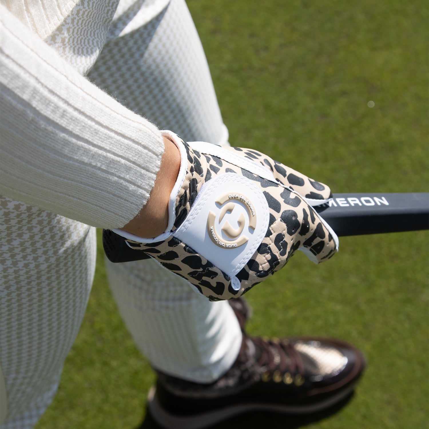 Shop nu golfhandschoenen voor dames bij Duca del Cosma. De beste dames golfhandschoenen vind je hier!
