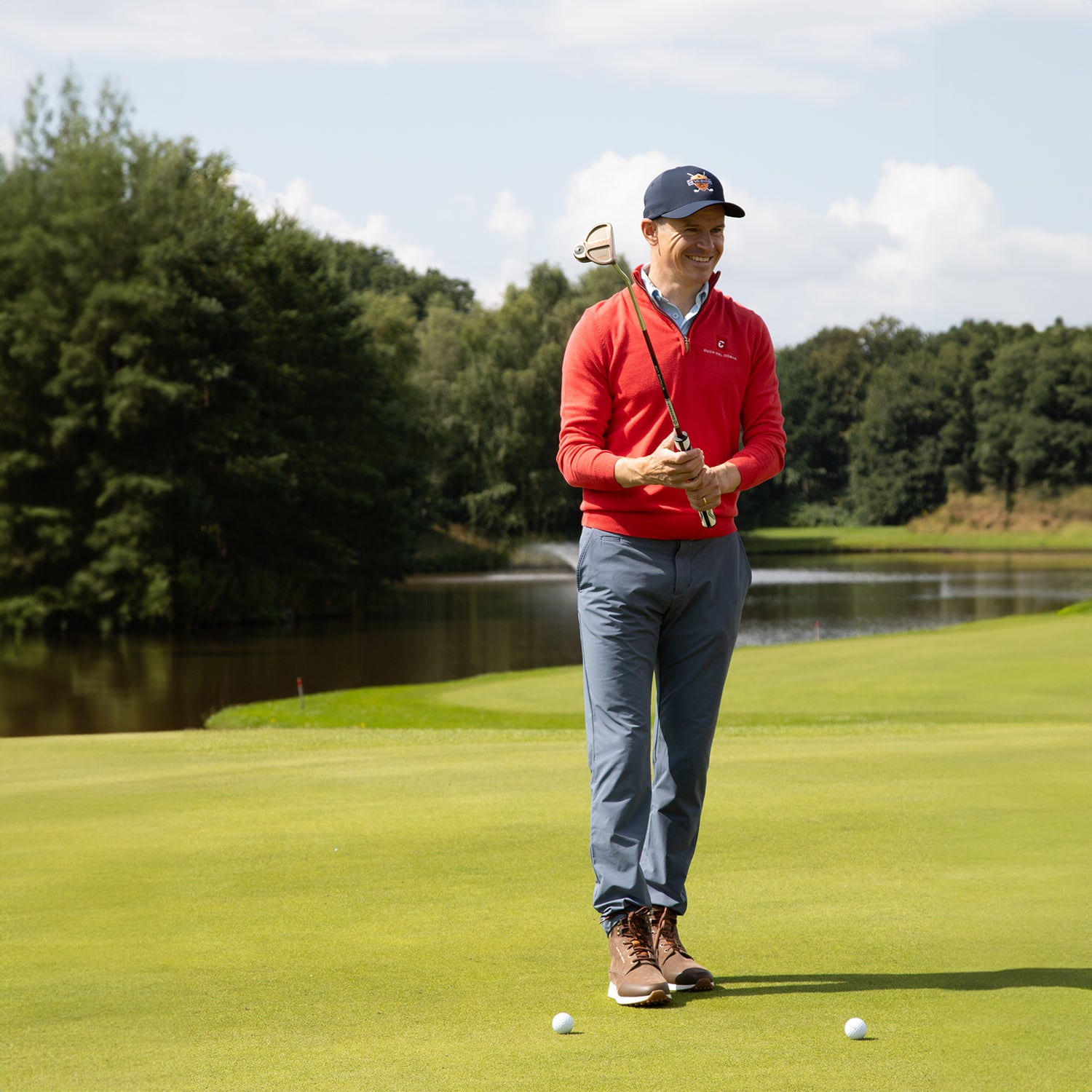 Shop warme golftruien van Duca del Cosma, of een waterdichte golfjas.